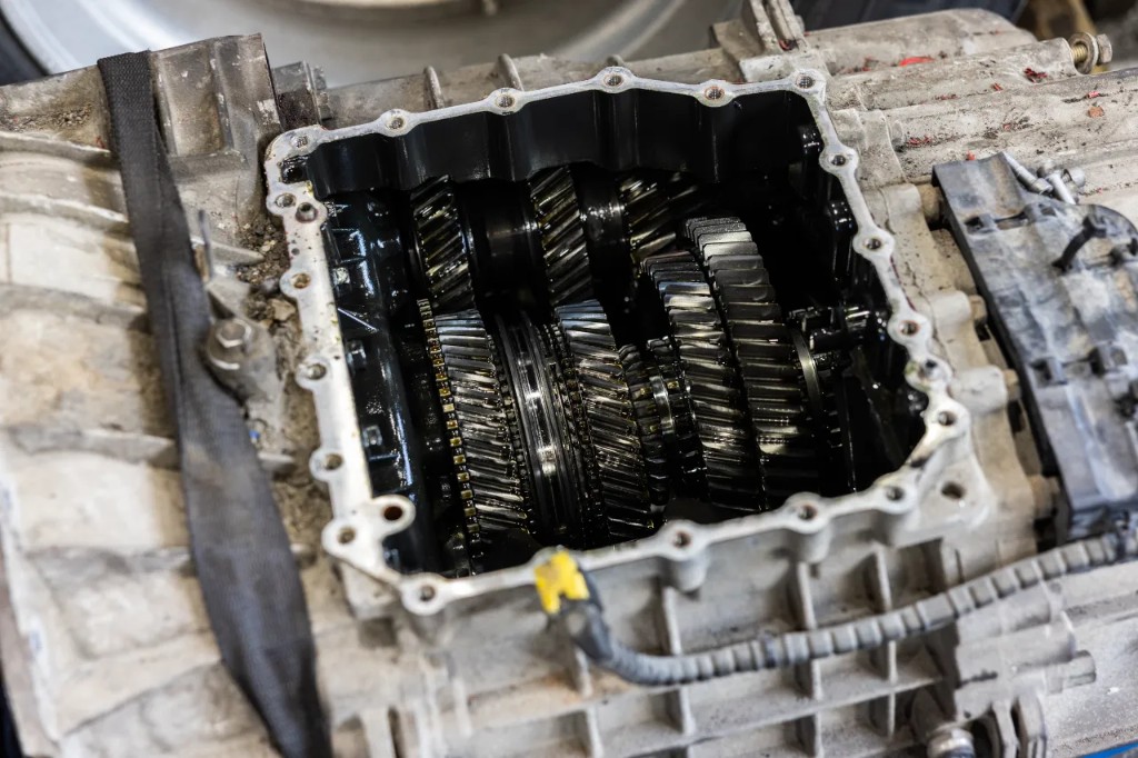 Heavy duty vehicle transmission — Parts and Pros